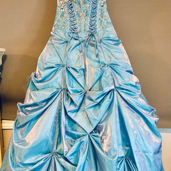 Exquisite grad/prom dress, size 6, Brand new condition. Paid $1800 new - Picture 4 of 8